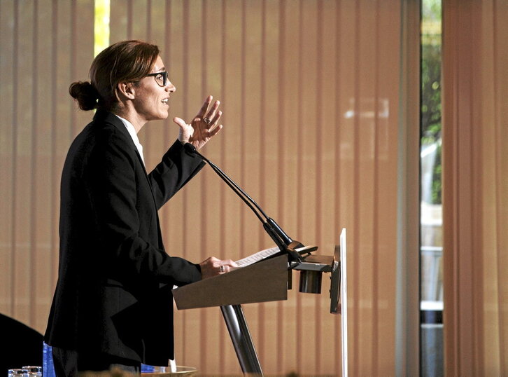 Abajo, la ministra de Sanidad, Mónica García, y, sobre estas líneas, el actual ministro de Función Pública, Óscar López.