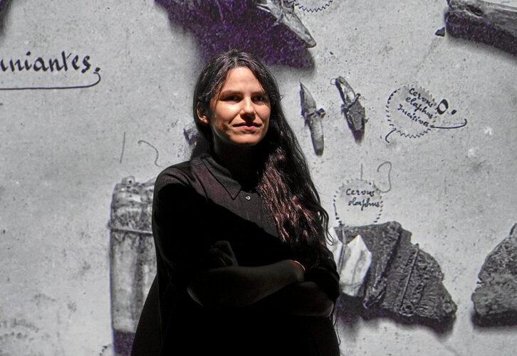 Maddi Barber artista, San Telmo museoan erakusgai duen instalazioaren aurrean.