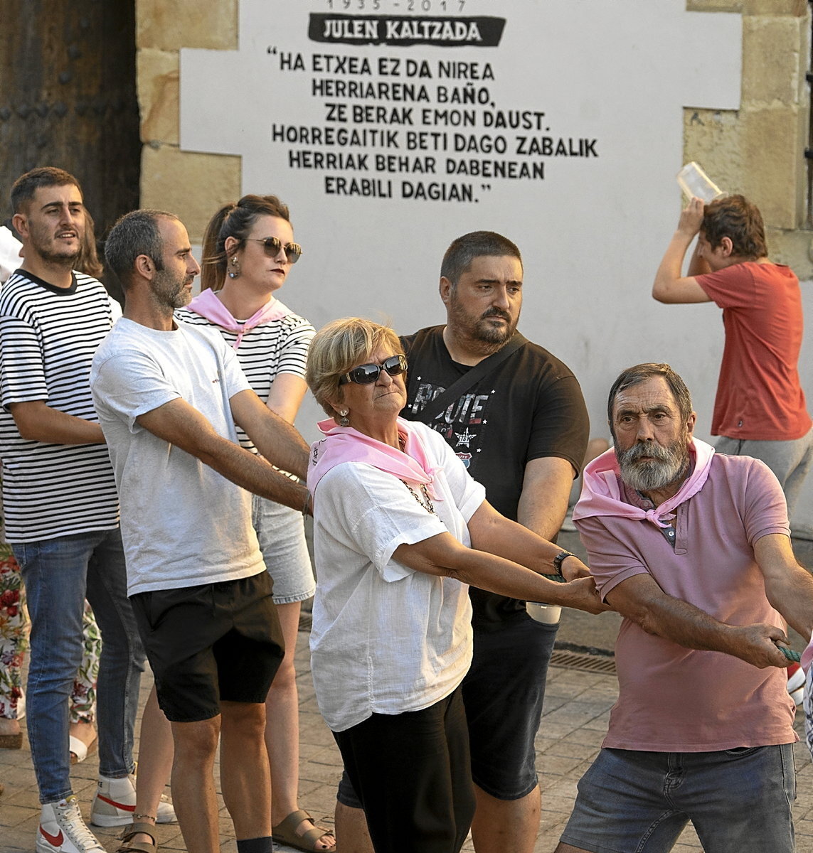 Iaz Iurretako herriko plazan San Migel jaietan egin zen ohiko enbor jasotzea. Monika del Valle | FOKU