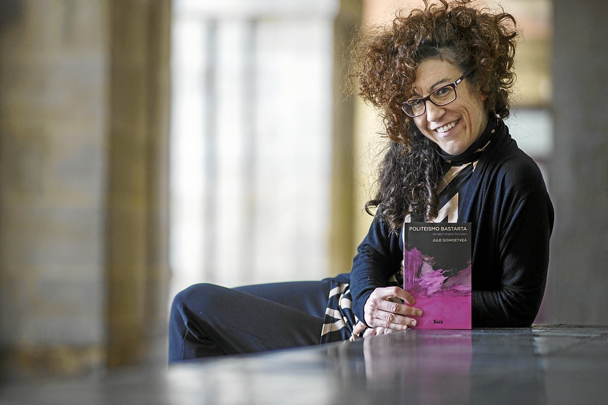 Jule Goikoetxea filosofo feminista, Angela Davisen inguruan idatzi duen liburuarekin. Marisol Ramirez