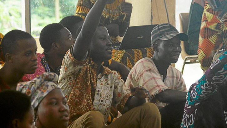 Escena de «Dahomey», ganadora del Oso de Oro en la última Berlinale y ya estrenada en Ipar Euskal Herria,  que llega a las pantallas de cine de Hego Euskal Herria el próximo 13 de diciembre.