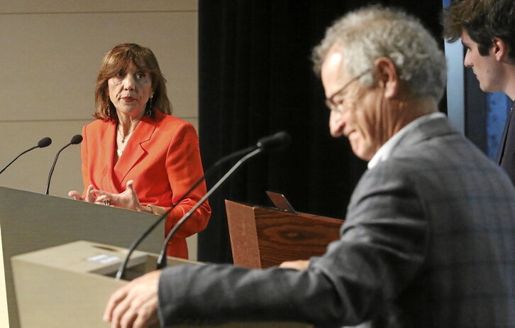 Eva Ferreira eta Joxerramon Bengoetxea hautagaiak, debate batean.