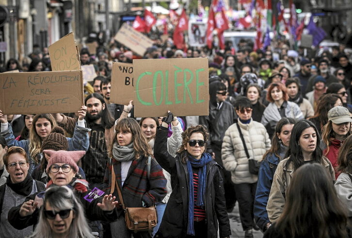 Manifestari bat, «kolera» dioen pankarta bati eusten, indarkeria matxista gaitzesteko manifestazioan, atzo Bordelen.