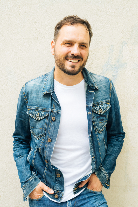 Kirmen Uribe, New Yorken Spencer Ostanderrek ateratako argazkian.