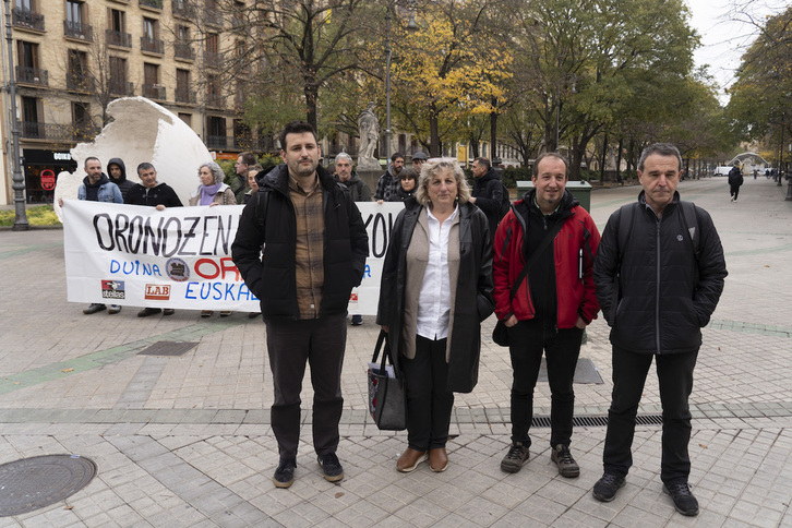 Los alcaldes de Lesaka, Bera, Doneztebe y Baztan, antes de entrar al Parlamento.