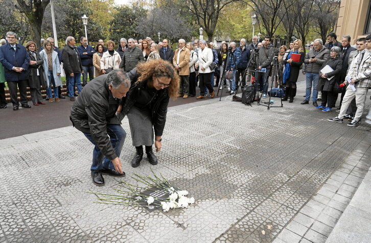 Claveles blancos sobre la placa en recuerdo del bilbaino Ángel Esparta.