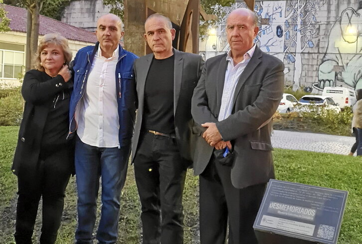 Francisco Mañas, segundo por la izquierda, en la inauguración del monolito instalado en Santander.