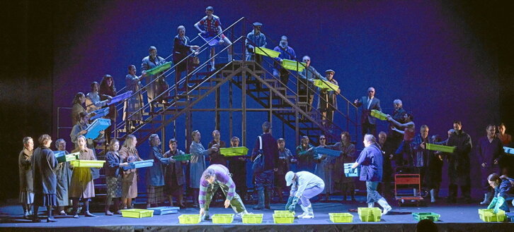 Kirmen Uribe, lagunaren kamararen aurrean.