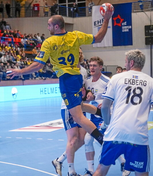 Un imperial Asier Nieto, lanzando a portería.