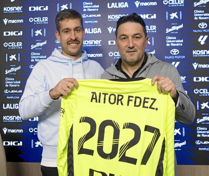 Aitor, con Braulio en la presentación de la renovación.