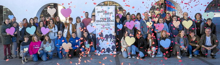 Omenaldiko hainbat parte-hartzaile eta Pirritx, Porrotx eta Marimototsen familiako hainbat kide atzo Lasarte-Oriako plazan, argazki koloretsuan.