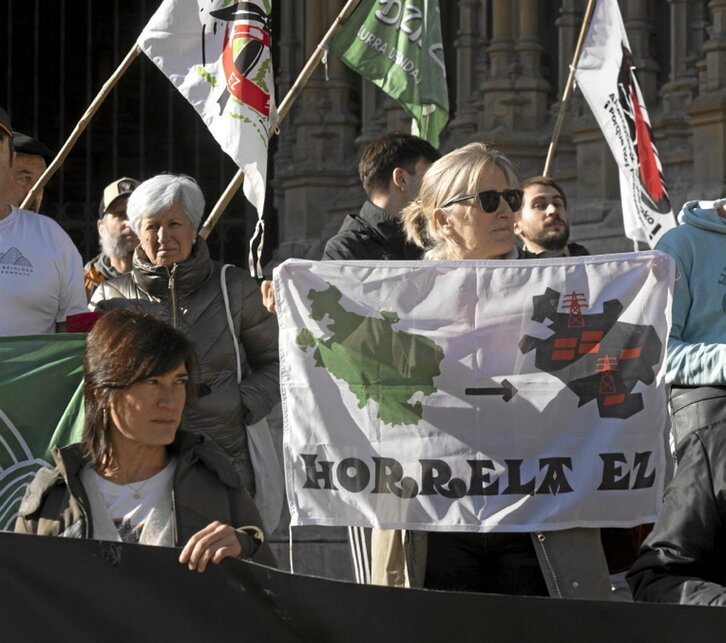 Concentración de Araba Bizirik, ayer, en Gasteiz.