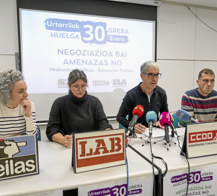 Comparecencia de Steilas, LAB, CCOO y ELA, ayer en Iruñea, para exponer su postura.