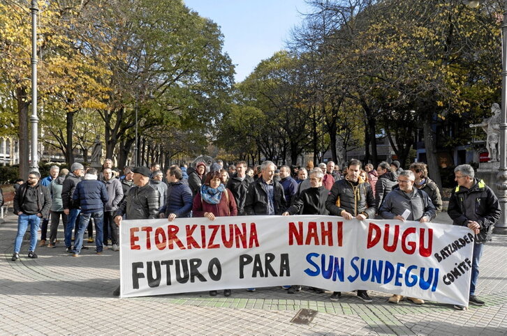 Concentración del comité de empresa celebrada ayer frente al Parlamento navarro.