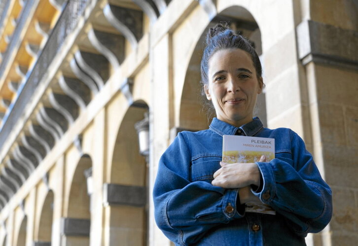 Miren Amuriza Plaza, «Pleibak» bigarren nobela aurkezten, atzo, Donostian.