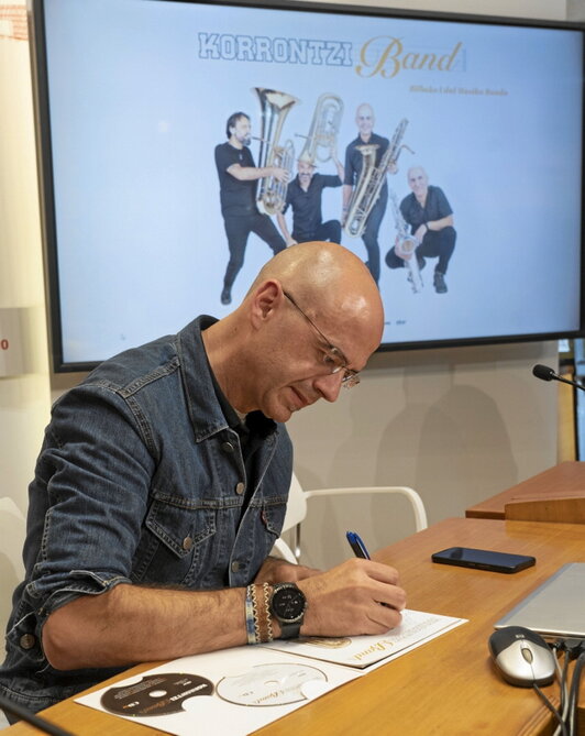 Agus Barandiaran, diskoa sinatzen.