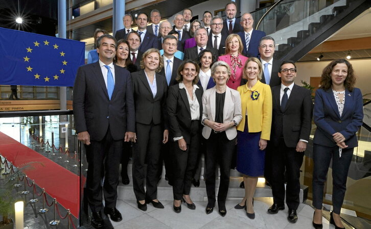 Fotografía de grupo con el recién elegido Colegio de Comisarios, ayer en Estrasburgo.