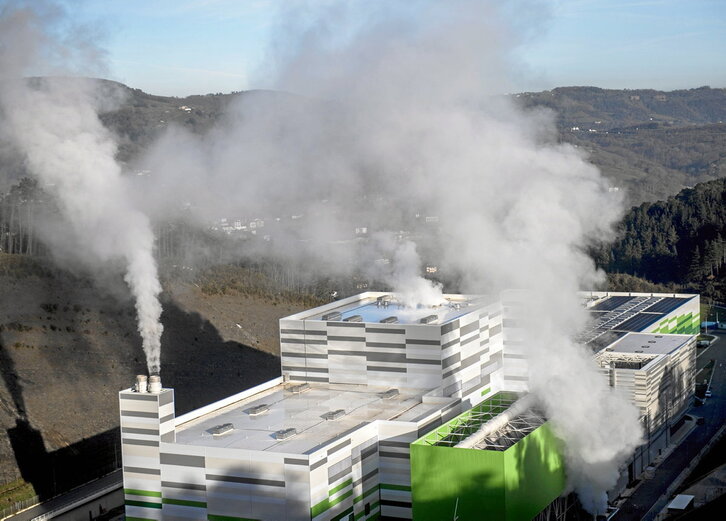 Un mes después de su arranque en pruebas, la incineradora seguía echando humo a toda máquina.