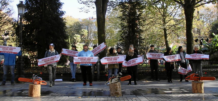 Gipuzkoako Aldundiaren aurrean sindikatuek egindako elkarretaratzea.