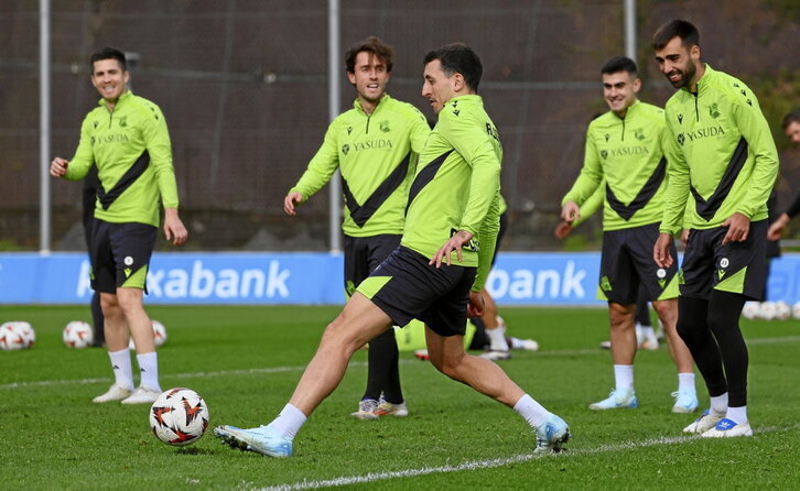 Mikel Oyarzabal toca el balón en uno de los entrenamientos de esta semana en Zubieta.