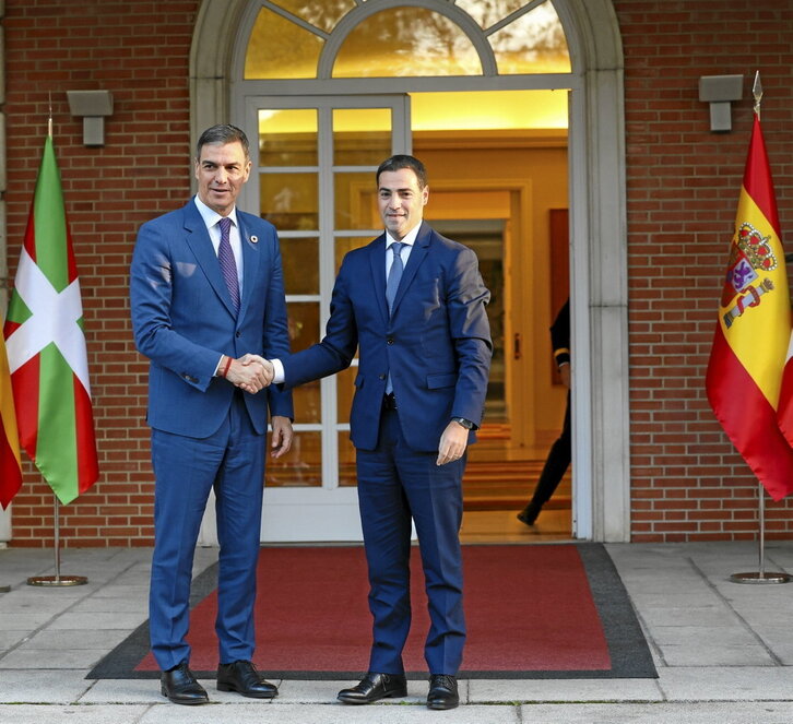 Pedro Sánchez estrecha la mano de Imanol Pradales al recibirlo en la Moncloa.