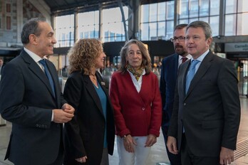 Santano, primero por la derecha, este jueves en Bilbo. 