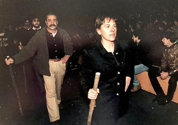 Mertxe Aizpurua y Jabier Salutregi se dirigen de modo ceremonial al estrado del Velódromo de Anoeta antes de dar a conocer el proyecto de GARA.