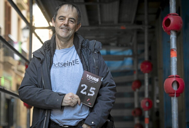 Jon Arretxek «Zenbaki gorriak» eleberria aurkeztu zuen, atzo, Donostian.