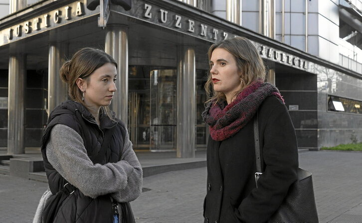 Amaiur Egurrola, Ernairen bozeramailea (ezkerrean) eta Maddi Bilbao, antolakundearen abokatua (eskuinean).