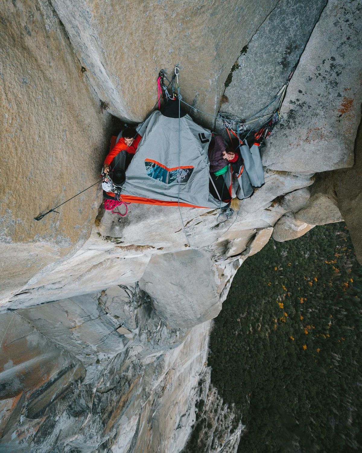 Jacopo Larcher eta Zangerl hamakan; lau eguneko eskalada egin zuten. (Miya TSUDOME)
