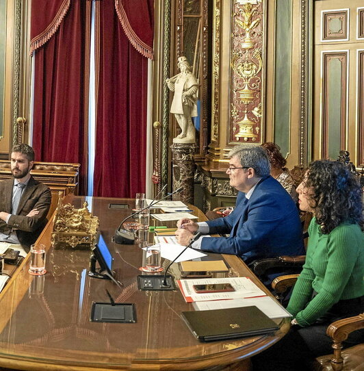Pleno en el Ayuntamiento de Bilbo sobre los presupuestos de 2025.