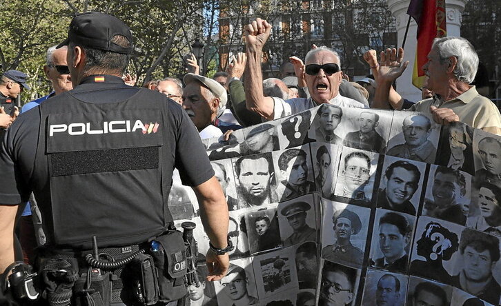 Arriba, manifestación multitudinaria en Altsasu bajo el lema «Ez da justizia»; debajo, concentración de víctimas del franquismo en Madrid bajo el lema «Ni Valle ni Almudena» ante la sentencia del TS sobre la exhumación de Franco