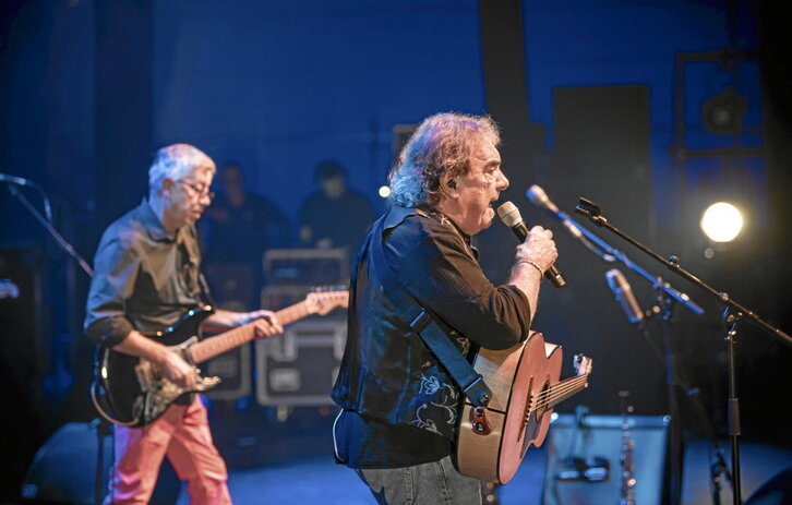 Sasoi onean dagoela erakutsi zuen Errobik jendetza batu zuen kontzertuan. Behean, GARAko eta Mediabask-eko ordezkariak, politikariak eta musikariak.