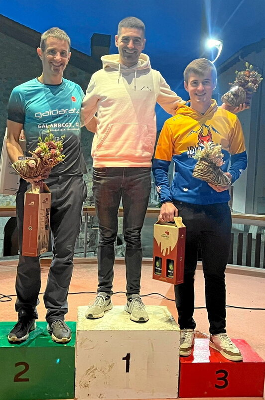 Adunako podiuma; Gurrutxaga, irudian ezkerrean.