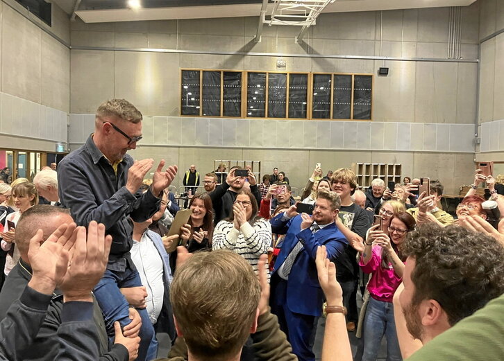 Militantes de Sinn Féin alzan a Eoin Ó Broin, que renovará su escaño.