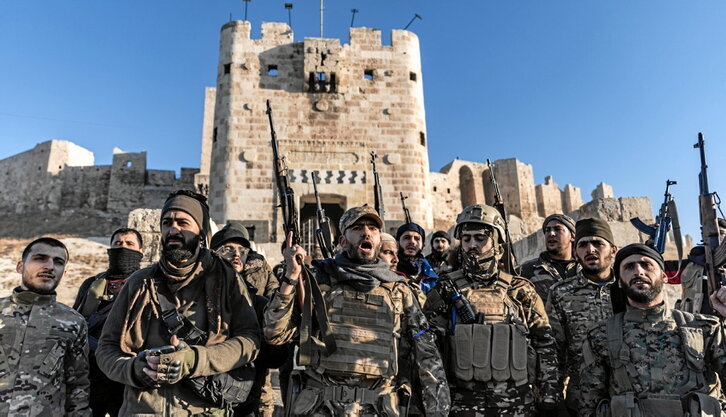 Milicianos de las fuerzas yihadistas ante la histórica Ciudadela de Alepo.