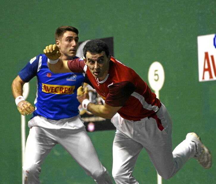 Jokin Altuna, en un gancho habitual en el amezketarra, ayer en Eibar ante Peio Etxeberria.