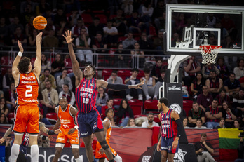 Khalifa Diop intenta obstaculizar el ataque del Valencia.