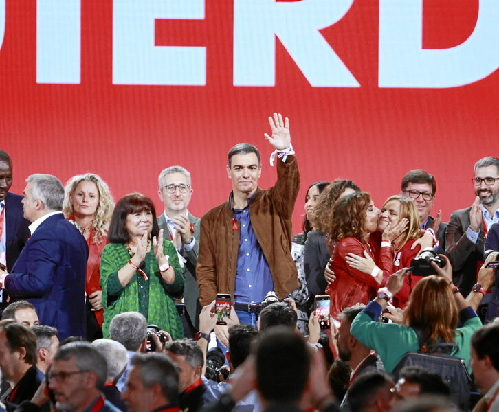 Pedro Sánchez saluda en la clausura del Congreso.