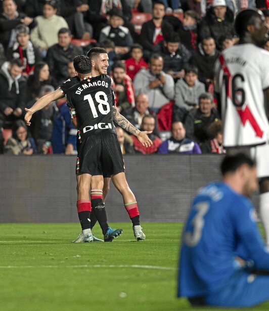 El asistente Óscar de Marcos abraza al bigoleador Oihan Sancet.