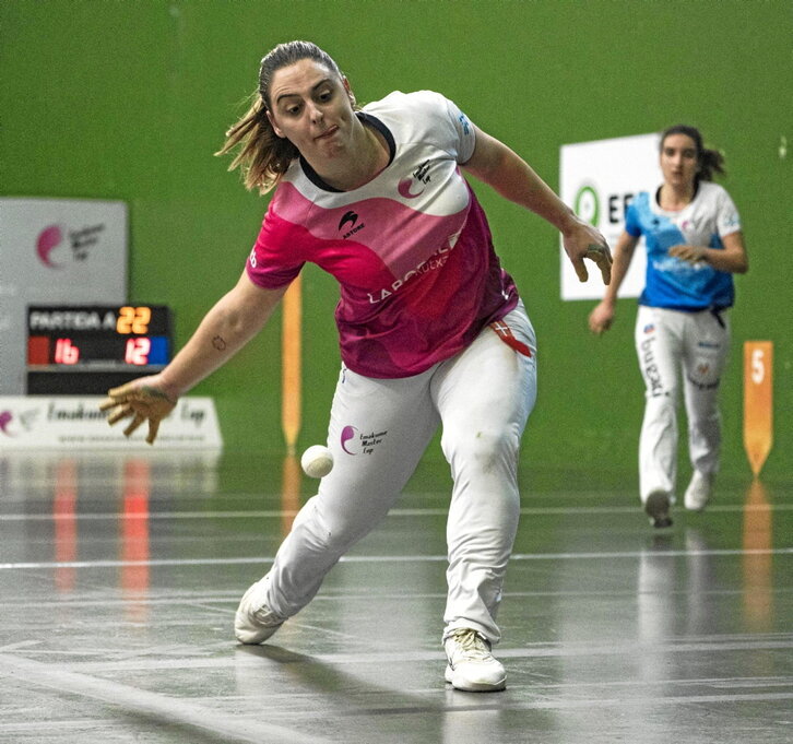 Amaia Aldai, pilotari astintzeko prest, atzean Miriam Arrillaga duela.