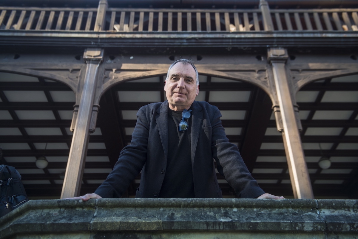 Fernando Bernues, artxiboko irudian. (Jon URBE | FOKU)