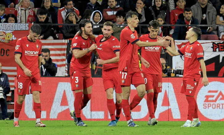 Los jugadores de Osasuna celebran el gol de Budimir que suponía el 0-1 en el Sánchez Pizjuán.