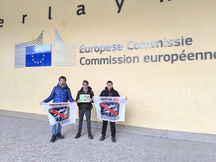 Delegación de la plataforma del Tren Público y Social en la sede de la Comisión Europea.
