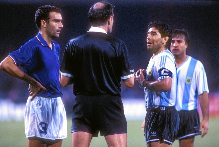 Giuseppe Bergomi, con la camiseta de la selección de Italia, junto al argentino y ya fallecido Diego Armando Maradona, charlando con el colegiado durante las semifinales del Mundial de 1990.