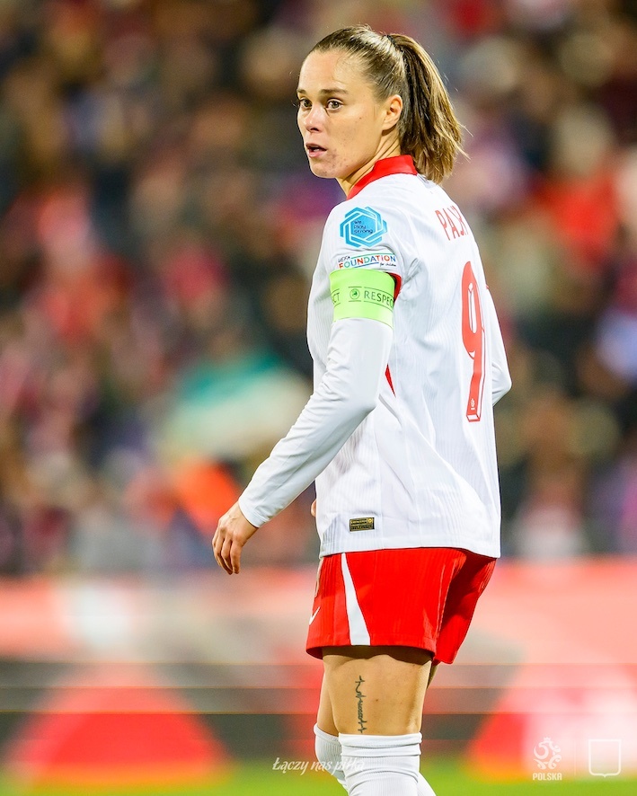 Pajor, capitana y estrella de la selección polaca, anotó el gol de la victoria en el Viola Park. (LaczyNasKobiece)
