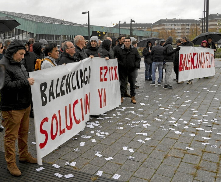 Concentración de trabajadores de Astilleros Balenciaga, ayer en Gasteiz.