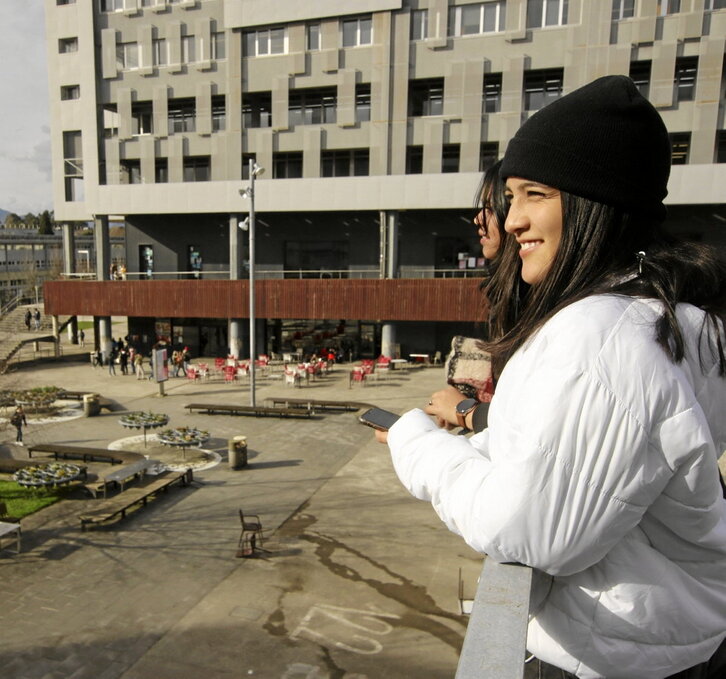 Ikasle gazteak, Leioako campusean, artxiboko irudi batean.