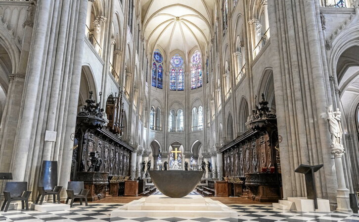 Imagen del interior de Notre Dame, con el altar diseñado por Guillaume Bardet.