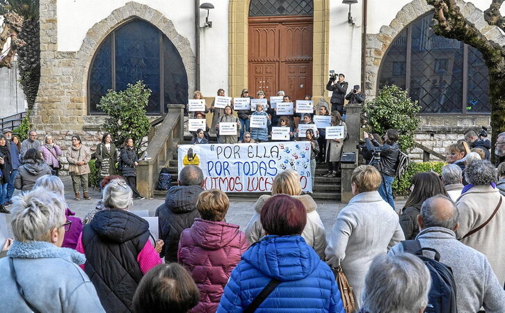 Concentración ayer en Pasai Antxo para denunciar la agresión machista mortal contra Leonor.